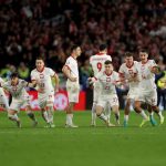 Lewandowski và đồng đội ăn mừng tấm vé lọt vào VCK EURO 2024