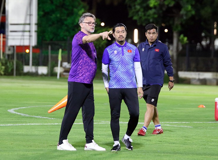 HLV Troussier quyết lấy 3 điểm ở Indonesia, đóng cửa tập kín trên sân khách