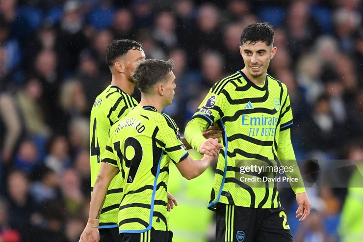 Nóng bảng xếp hạng Ngoại hạng Anh: Arsenal lên đỉnh, chờ MU ngáng đường Liverpool