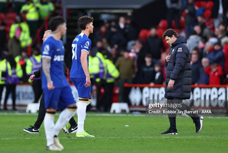 Chelsea bị đội bét bảng cầm hòa: Pochettino chán nản, fan “The Blues” đòi sa thải HLV