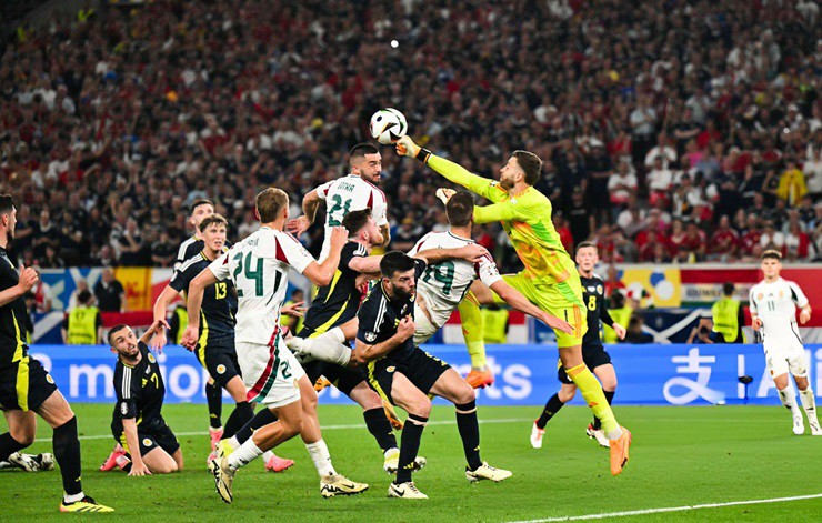 Chấn Động EURO 2024: Barnabas Varga Chấn Thương Bất Tỉnh, Đội Tuyển Hungary Sốc Nặng