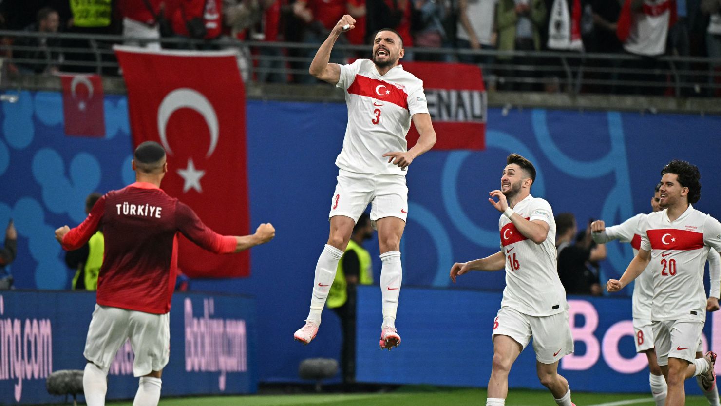 Merih Demiral nhanh chân đệm bóng cận thành đưa Thổ Nhĩ Kỳ vượt lên dẫn bàn sớm. Ảnh: Getty.