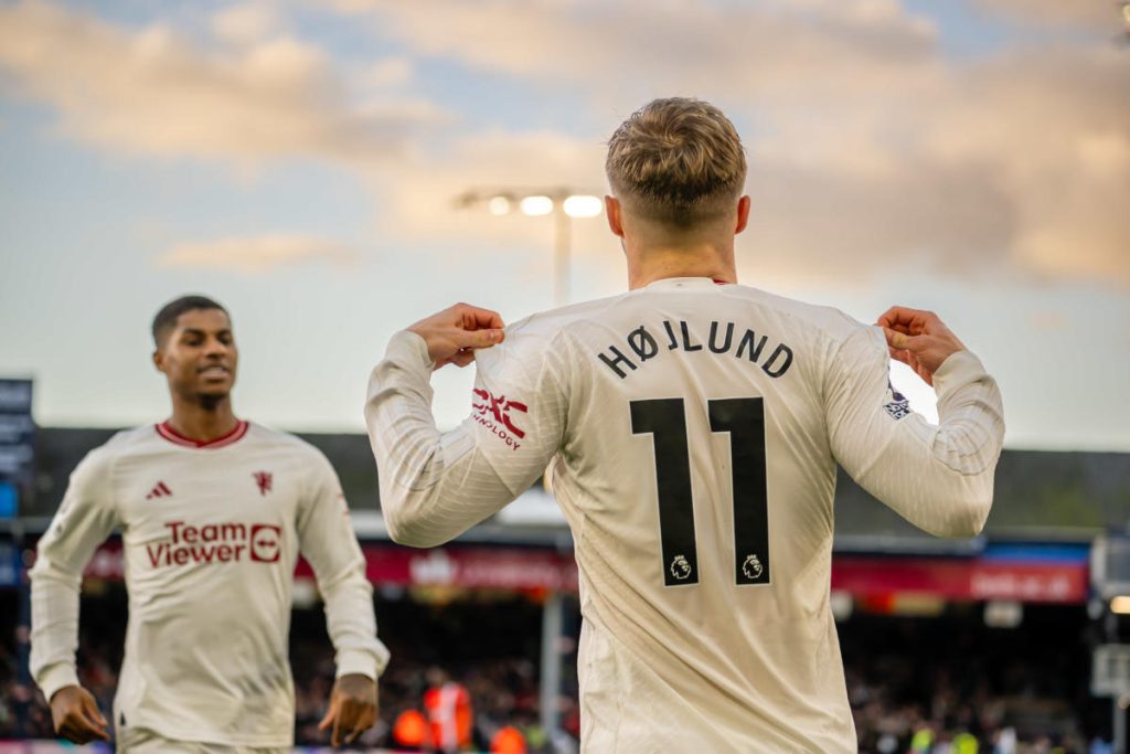 MU đấu Tottenham: “Gã điên” Hojlund dễ chiếm suất Zirkzee, Ten Hag chơi tấn công