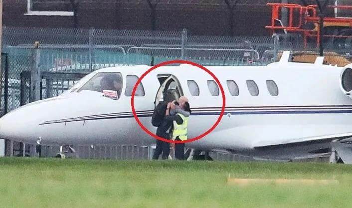 HLV Ten Hag Rời MU: Khoảnh Khắc Xúc Động Trên Đường Trở Về Hà Lan