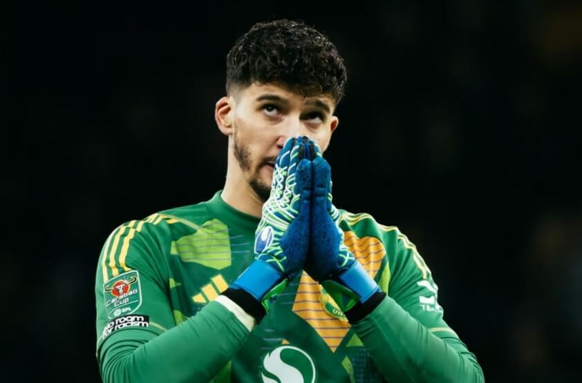 Altay Bayindir gây thất vọng lớn sau khi được trao cơ hội (Ảnh: Getty).