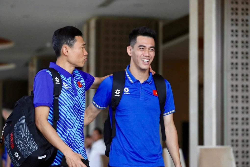 ĐT Việt Nam chia 2 nhóm về nước, chờ đá bán kết lượt về AFF Cup tại Việt Trì