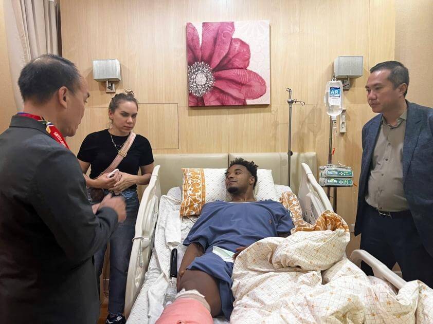 Xuân Son được chẩn đoán gãy xương mác và xương chày chân phải (Ảnh: VFF)