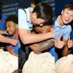 HLV Kim Sang Sik trao HCV AFF Cup 2024 cho Nguyễn Xuân Son tại sân bay