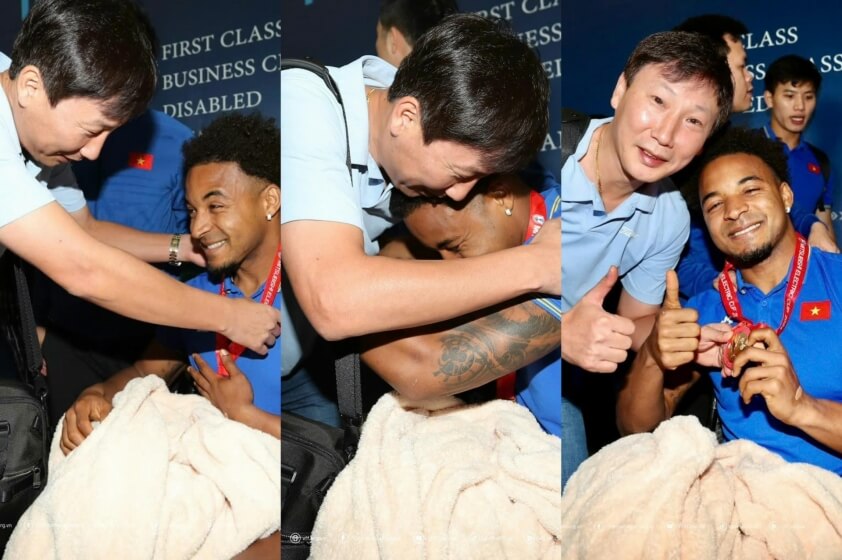 HLV Kim Sang Sik trao HCV AFF Cup 2024 cho Nguyễn Xuân Son tại sân bay