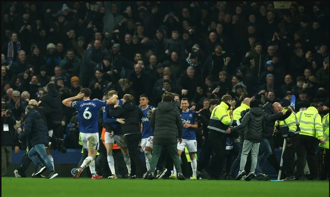 Moyes vui tột độ sau khi Everton cầm hòa Liverpool, Van Dijk phản ứng về vụ ẩu đả
