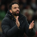 HLV Amorim ngầm ủng hộ CĐV chống nhà Glazer, nguy cơ "bay ghế" sớm