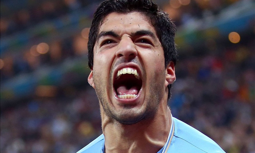 Messi bị đau, Suarez lại “nổi điên suýt cắn nhầm” đồng đội