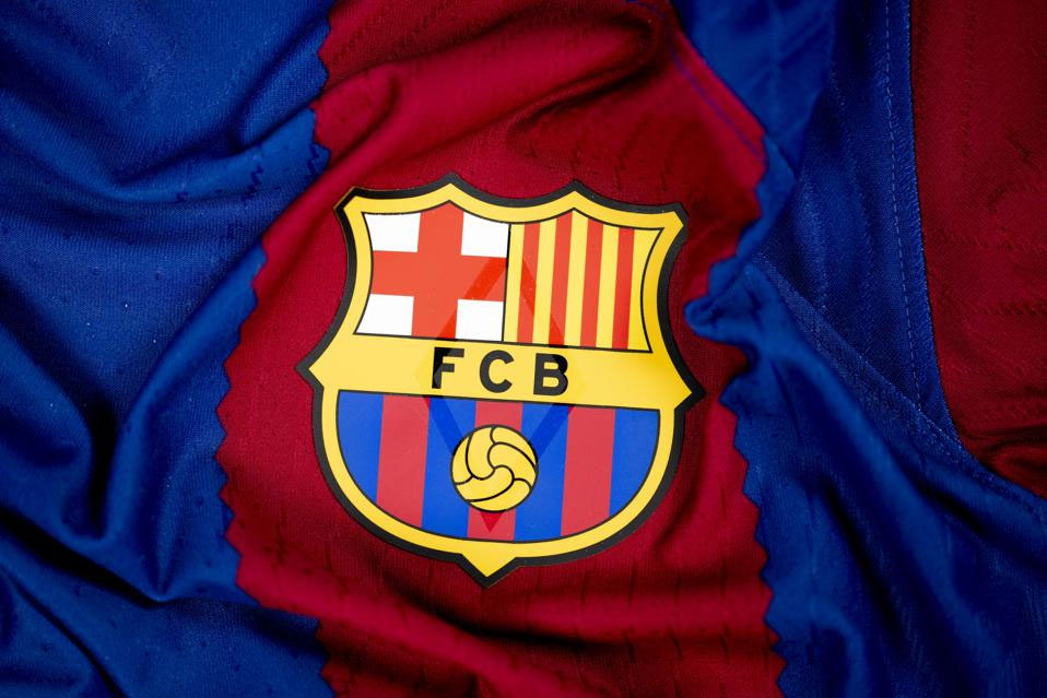 Barca thắng cảm xúc: HLV đập máy tính bảng, sao trẻ cáu vì dự bị cả trận
