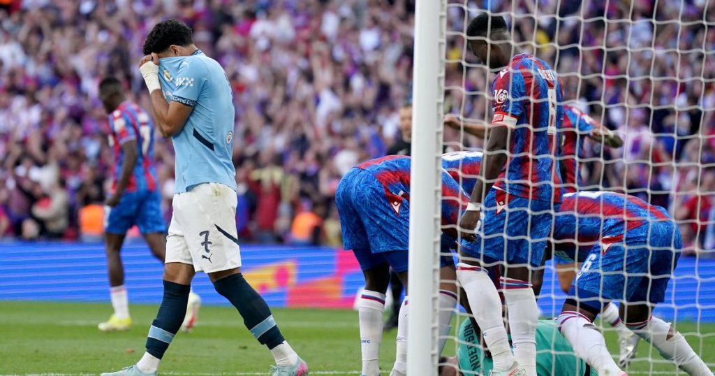 Haaland tiếp tục tịt ngòi chung kết cho Man City, xung khắc lối chơi với Guardiola