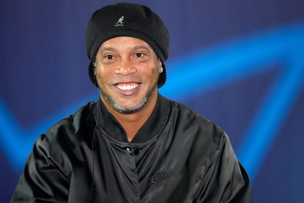 Huyền thoại & đời tư: Ronaldinho cưới 2 vợ như vua chúa, vết nhơ đi tù khó gột rửa
