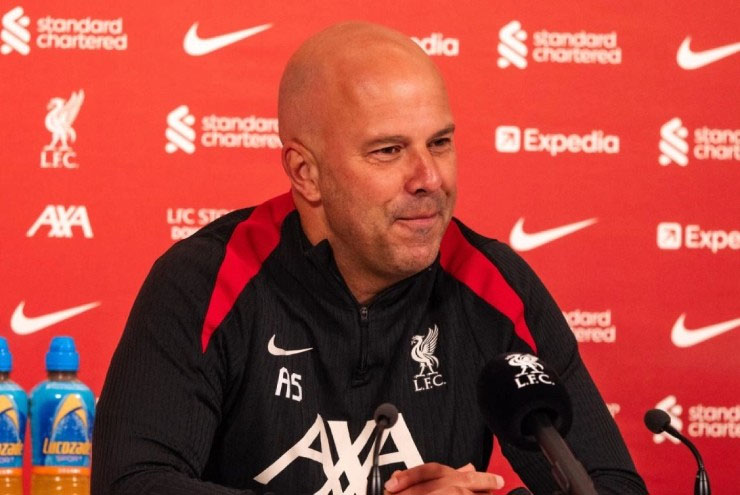 Chuyển nhượng Isak bế tắc: HLV Slot gửi thông điệp trước khi TTCN đóng cửa